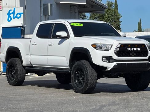 Used 2019 Toyota Tacoma TRD Off-Road w/ TRD Premium Off Road Package AWD/4WD image 2