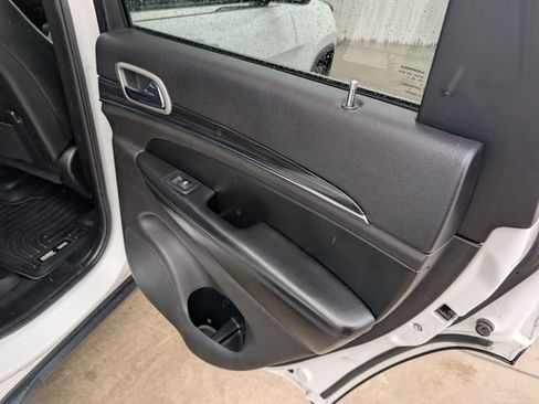 Used 2019 Jeep Grand Cherokee Limited image 31