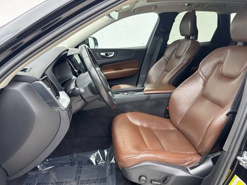 Used 2018 Volvo XC60 T5 Momentum w/ Vision Package AWD/4WD image 9