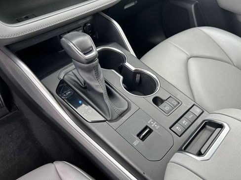 Used 2021 Toyota Highlander XLE image 18