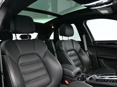 Used 2025 Porsche Macan image 31