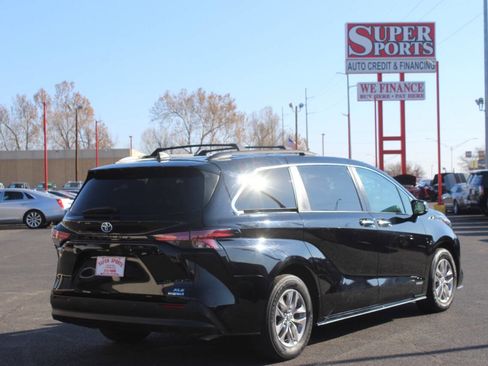 Used 2021 Toyota Sienna XLE FWD image 4