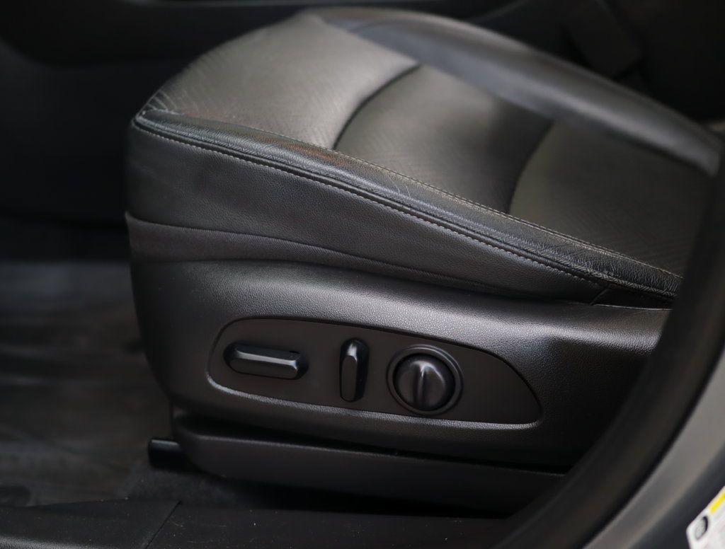 Used 2020 Buick Encore GX Essence w/ Experience Buick Package FWD image 21