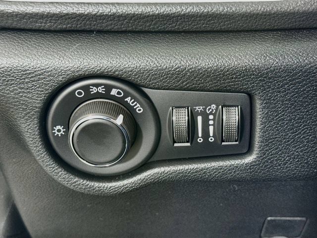 New 2027 Chrysler Pacifica Select FWD image 10