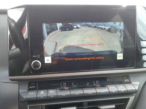 Used 2025 Toyota Camry SE w/ Convenience Package image 19