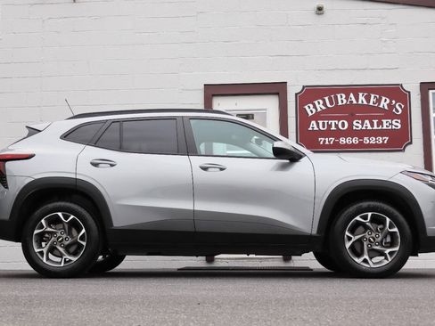 Used 2025 Chevrolet Trax LT w/ Driver Confidence Package FWD image 1