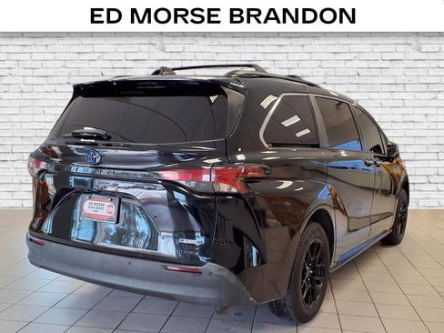 Used 2022 Toyota Sienna XLE Woodland Edition image 5