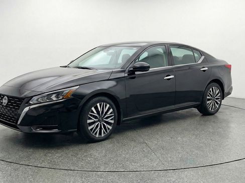 Used 2025 Nissan Altima 2.5 SV image 3
