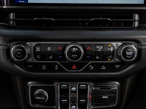 Used 2025 Jeep Wrangler Unlimited Sahara AWD/4WD image 25