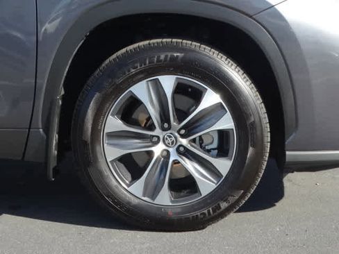Used 2025 Toyota Highlander XLE image 8