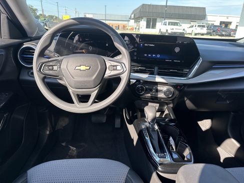 Used 2025 Chevrolet Trax LT image 15