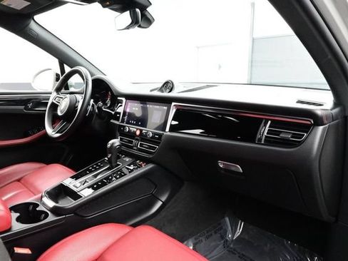 Certified 2024 Porsche Macan AWD/4WD image 19