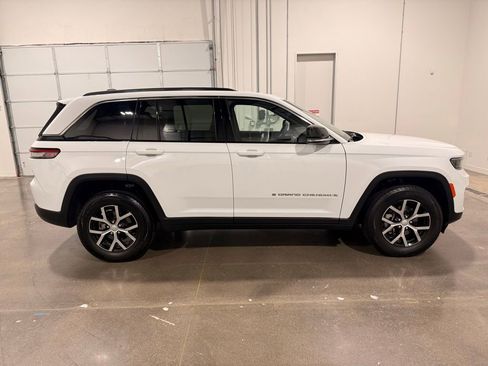 Used 2023 Jeep Grand Cherokee Limited AWD/4WD image 4