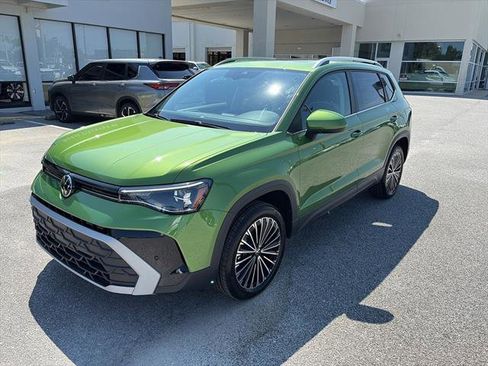 New 2025 Volkswagen Taos SE image 3