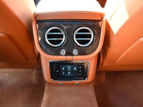 Used 2019 Bentley Bentayga AWD/4WD image 39