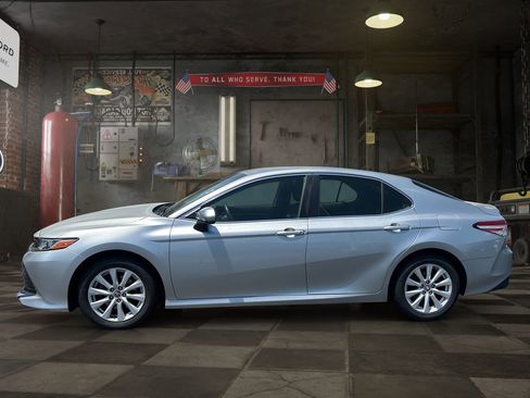 Used 2018 Toyota Camry LE FWD image 3