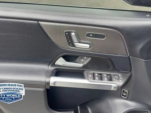 Used 2021 Mercedes-Benz GLB 250 4MATIC w/ Premium Package image 7
