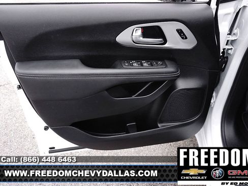 Used 2025 Chrysler Pacifica Limited image 35