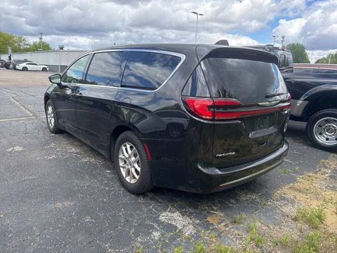Used 2023 Chrysler Pacifica Touring-L FWD image 3