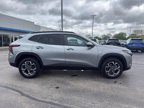 Used 2024 Chevrolet Trax LT w/ Driver Confidence Package FWD image 4