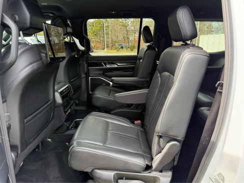 Used 2022 Jeep Wagoneer Series III w/ Rear Seat Video Group 1 AWD/4WD image 7