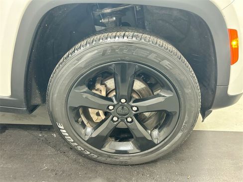 Certified 2023 Jeep Grand Cherokee Altitude image 8