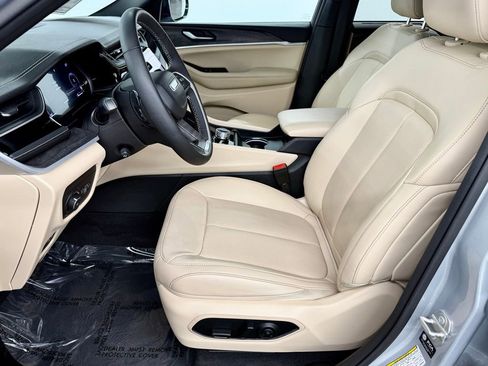 Used 2023 Jeep Grand Cherokee Limited w/ Luxury Tech Group II image 20