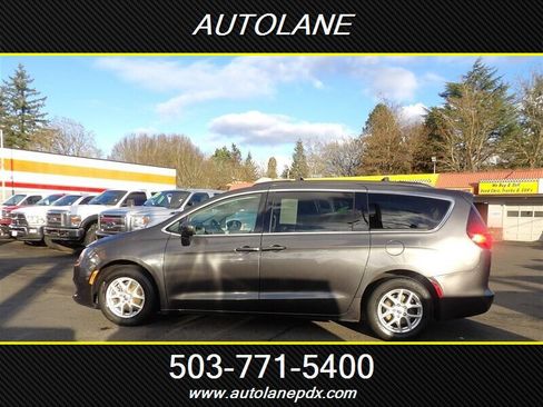 Used 2020 Chrysler Voyager Lxi image 2