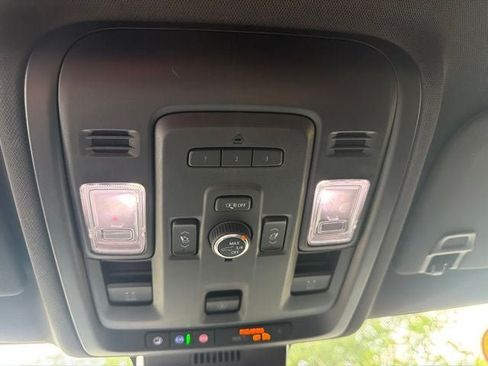 Used 2023 GMC Yukon XL SLT w/ SLT Premium Package AWD/4WD image 15