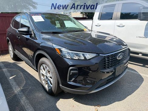 Used 2025 Ford Escape Active AWD/4WD image 2