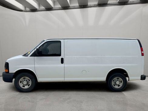 Used 2016 Chevrolet Express 2500 RWD image 2
