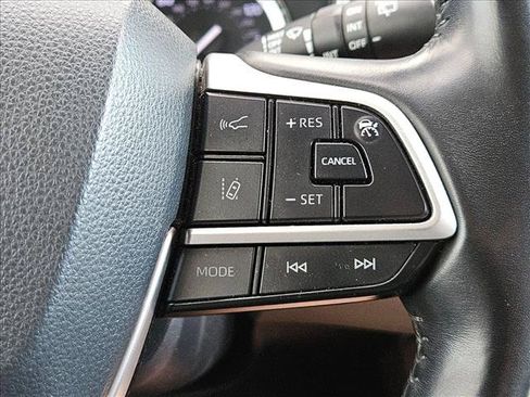 Used 2022 Toyota Highlander XLE FWD image 24