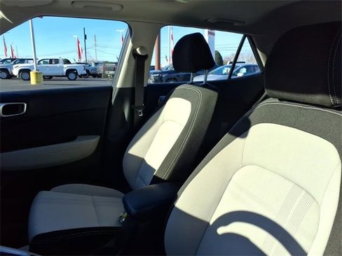 Used 2024 Hyundai Venue SEL image 15