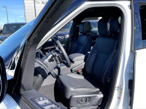 Used 2025 Land Rover Discovery Dynamic SE AWD/4WD image 25
