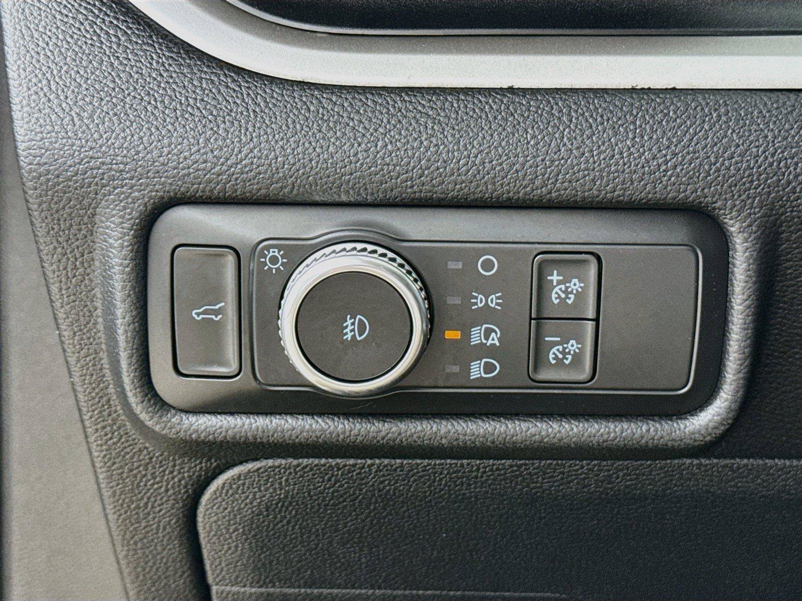 Used 2020 Ford Explorer XLT w/ Equipment Group 202A AWD/4WD image 14