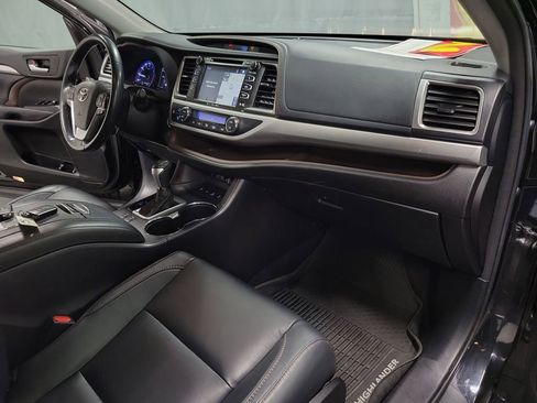 Used 2017 Toyota Highlander XLE AWD/4WD image 24