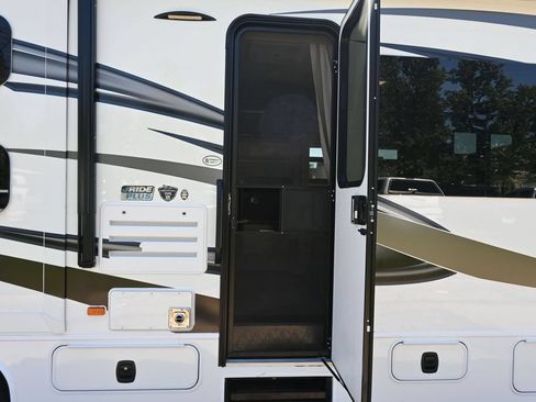 Used 2017 Ford E-450 and Econoline 450 Super Duty w/ Motorhome Prep Package RWD image 20