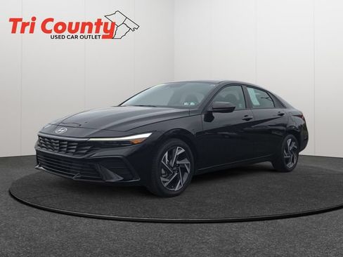 Used 2025 Hyundai Elantra SEL FWD image 3