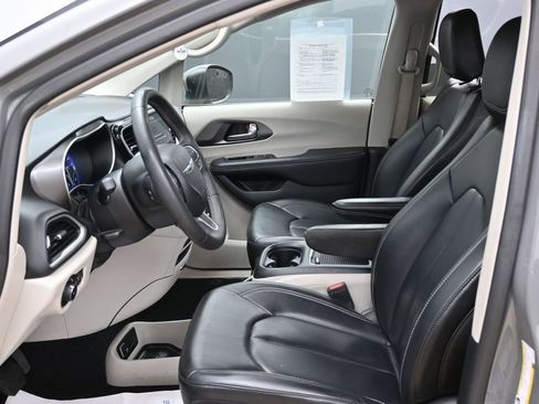 Used 2023 Chrysler Pacifica Touring-L FWD image 33