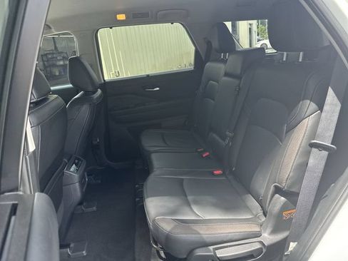 Used 2022 Nissan Pathfinder SL AWD/4WD image 16
