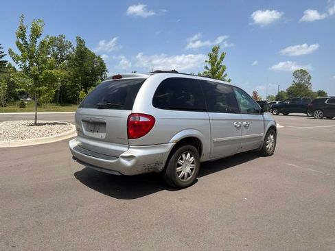 Used 2005 Chrysler Town & Country Touring FWD image 5