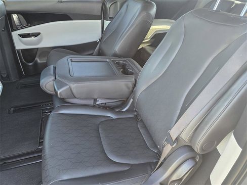 Used 2023 Kia Carnival EX image 12