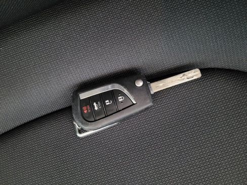 Used 2022 Toyota Corolla LE FWD image 32