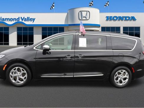 Used 2023 Chrysler Pacifica Limited image 9