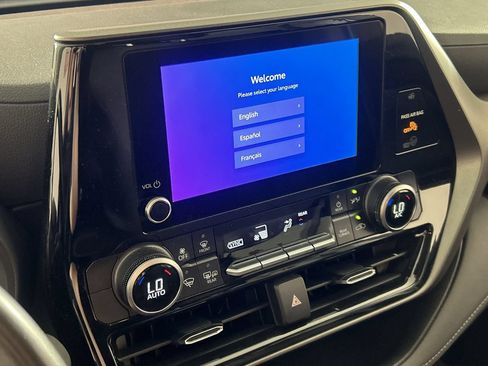 Used 2025 Toyota Highlander LE FWD image 17