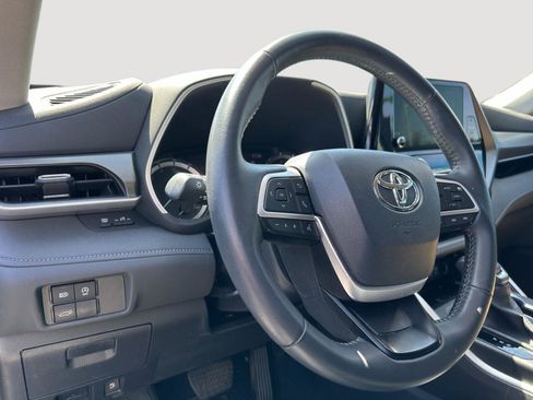 Used 2024 Toyota Highlander XLE image 11