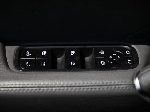 Used 2022 Porsche Cayenne Platinum Edition image 19