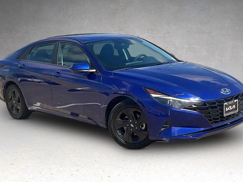Used 2022 Hyundai Elantra SEL w/ Preferred Accessory Package FWD image 19