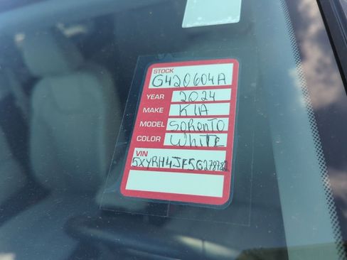 Certified 2024 Kia Sorento EX w/ Panoramic Sunroof Package image 7