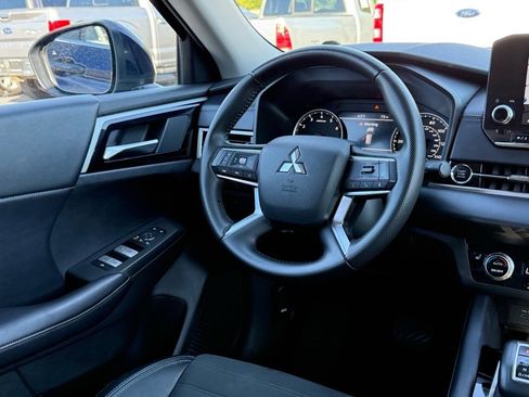 Used 2024 Mitsubishi Outlander SE Black Edition image 11